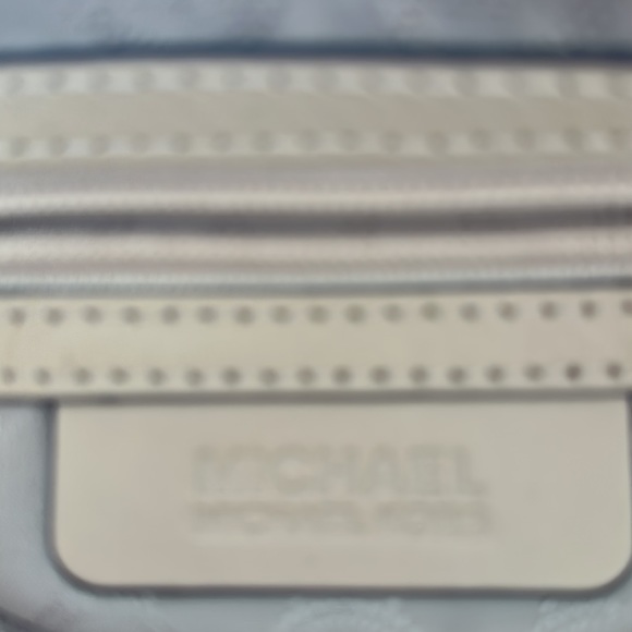 Authentic Michael Kors adjustable shoulder bag. - Picture 5 of 5